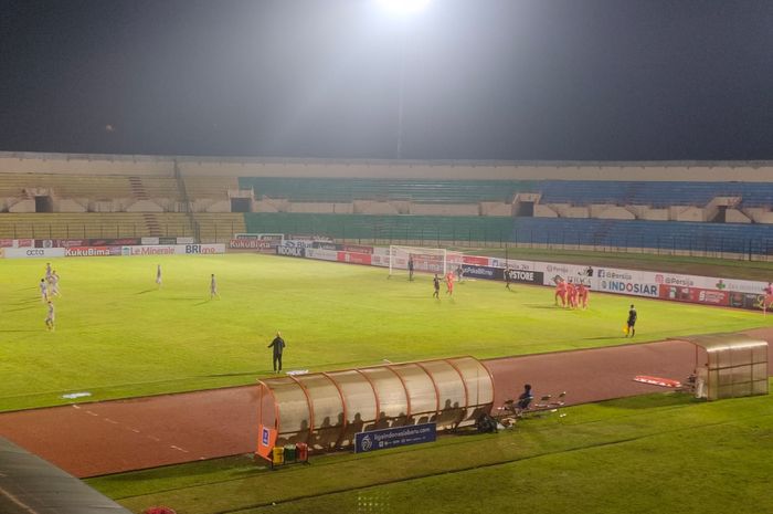 Selebrasi gol Firza Andika usai menjebol gawang Borneo FC di Stadion Sultan Agung, Bantul, Selasa (6/12/2022).