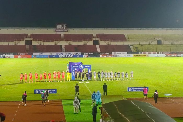 Para pemain memasuki lapangan pada laga Persija Vs Borneo FC di Stadion Sultan Agung, Bantul, Selasa (6/12/2022).