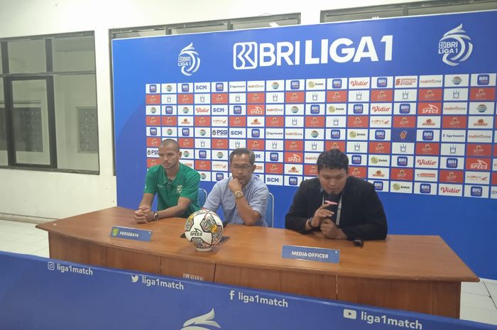 Pelatih Persebaya Surabaya, Aji Santoso dan Leo Lelis saat konferensi pers usai lawan Barito Putera