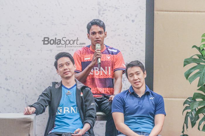 (Dari kiri ke kanan) Kevin Sanjaya Sukamuljo, Chico Aura Dwi Wardoyo, dan Marcus Fernaldi Gideon, sedang jumpa pers di Hotel Ritz Carlton, Kuningan, Jakarta, 7 Desember 2022.