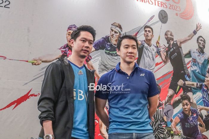 Atlet bulu tangkis ganda putra Indonesia, Kevin Sanjaya Sukamuljo (kiri) dan Marcus Fernaldi Gideon (kanan), saat hadir dalam sesi jumpa pers di Hotel Ritz Carlton, Kuningan, Jakarta, 7 Desember 2022.