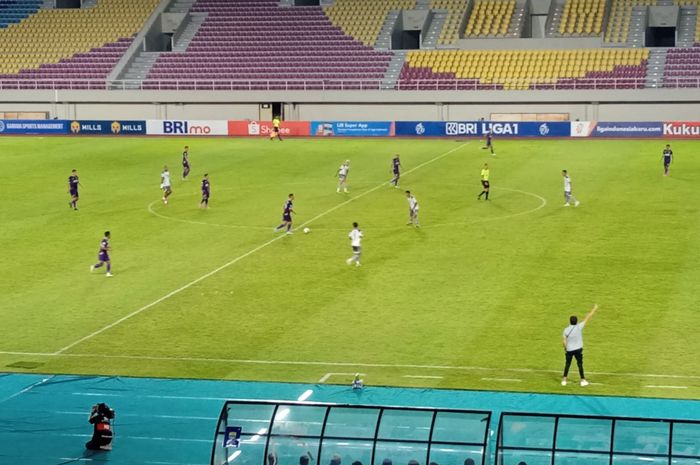 Suasana pertandingan antara Persik Kediri Vs Persib Bandung pada laga pekan ke-12 Liga 1 2022-2023 Stadion Manahan, Solo, Rabu (6/12/2022).