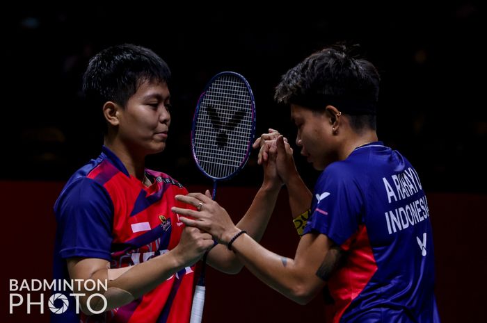 Pasangan ganda putri Indonesia, Apriyani Rahayu/Siti Fadia Silva Ramadhanti, dalam penampilan pertandingan pertama grup B BWF World Tour Finals 2022 di Nimbutr Arena, Bangkok, Thailand, Rabu, 7 Desember 2022