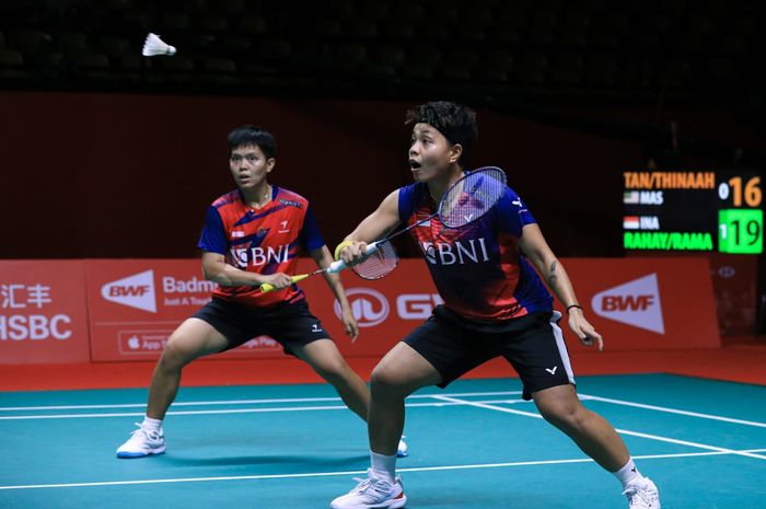 Pasangan ganda putri Indonesia, Apriyani Rahayu/Siti Fadia Silva Ramadhanti, pada laga perdana BWF World Tour Finals 2022 di Nimibutr Stadium, Bangkok, Rabu (7/12/2022).