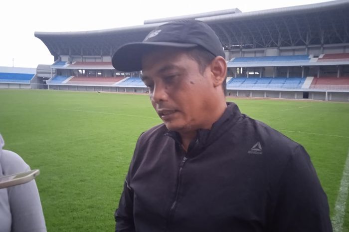 Pelatih PSIM Yogyakarta, Erwan Hendarwanto usai memimpin sesi latihan di Stadion Mandala Krida, Yogyakarta, Rabu (7/12/2022).