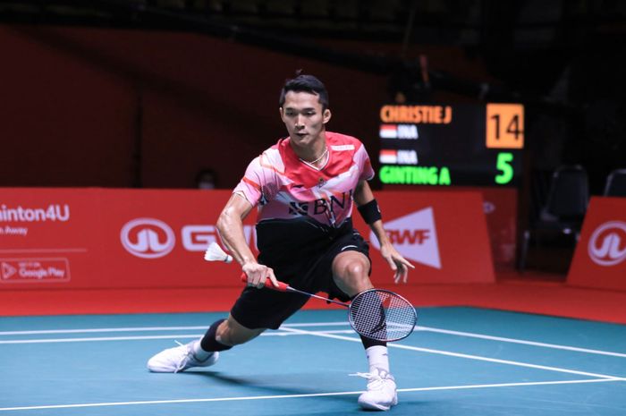 Pebulu tangkis tunggal putra Indonesia, Jonatan Christie, pada laga perdana BWF World Tour Finals 2022 di Nimibutr Arena, Bangkok, Thailand, Rabu (7/12/2022).