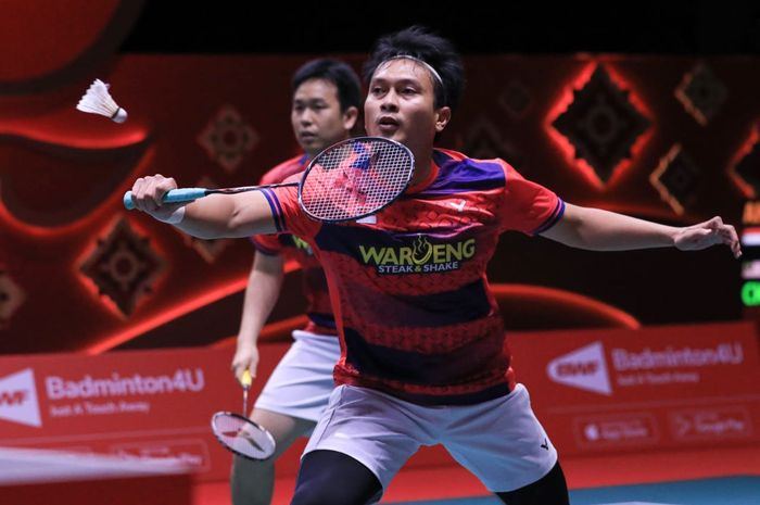 Pasangan ganda putra Indonesia, Mohammad Ahsan/Hendra Setiawan,  pada laga pertama BWF World Tour Finals 2022 di Nimibutr Arena, Bangkok, Thailand, Rabu (7/12/2022).