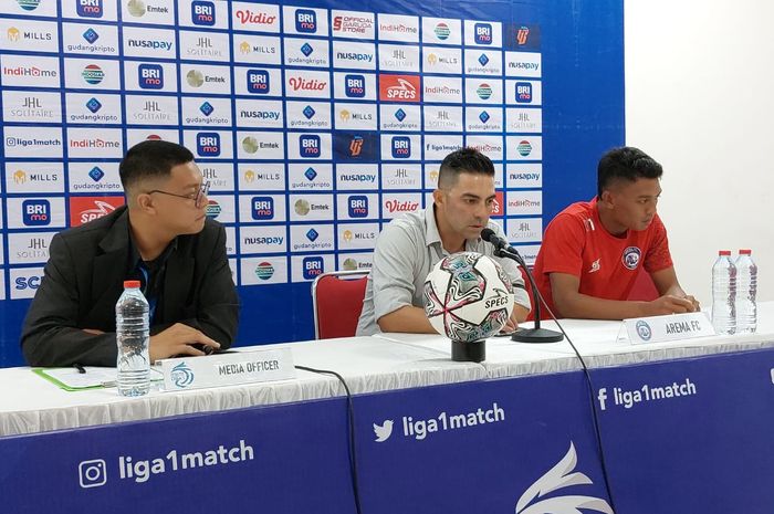 Pelatih Arema FC, Javier Roca, pada sesi jumpa pers seusai pertandingan melawan Dewa United pada laga pekan ke-12 Liga 1 2022/2023 di Stadion Manahan, Solo, Rabu (7/12).