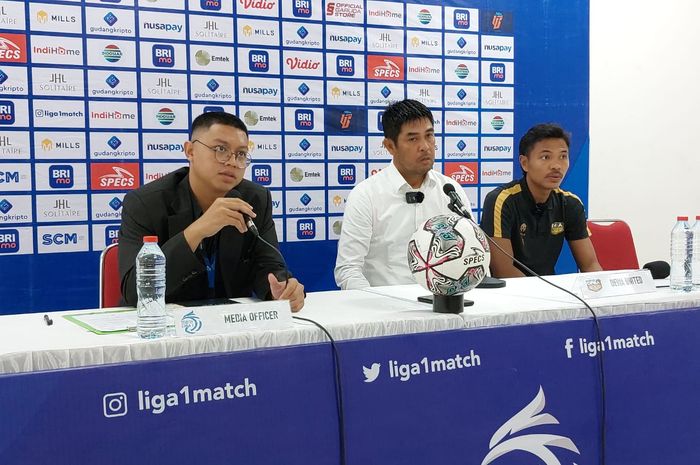 Pelatih Dewa United, Nil Maizar, pada sesi jumpa pers seusai pertandingan melawan Arema FC pada laga pekan ke-12 Liga 1 2022/2023 di Stadion Manahan, Solo, Rabu (7/12).