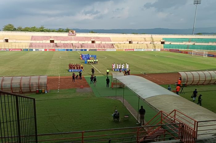 Suasana pertandingan Liga 1 pekan ke-13 antara PSM Makassar dan Persita Tangerang di Stadion Sultan Agung, Bantul, Kamis (8/12/2022) sore WIB.