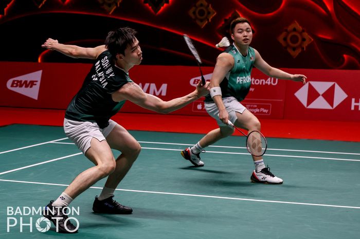 Pasangan ganda putra Malaysia, Aaron Chia/Soh Wooi Yik, saat menghadapi Mohammad Ahsan/Hendra Setiawan pada pertandingan pertama grup B BWF World Tour Finals 2022 yang digelar di Nimibutr Arena, Bangkok, Thailand, Rabu, 7 Desember 2022