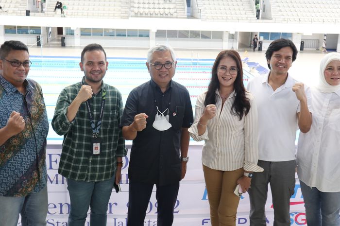 Jumpa Pers jelang 4th Indonesia Open Aquatic Championship 2022, yang dihadiri oleh Ali Patiwiri (Sekjen PB PRSI sekaligus Ketua Panitia Pelaksana), Harlin Rahardjo (Wakil Ketua Umum PB PRSI), dan Susan Widijaningsih (Direktur Utama Aquatic Stadium GBK), di Aquatic Stadium GBK, Jakarta, Jumat (9/12/2