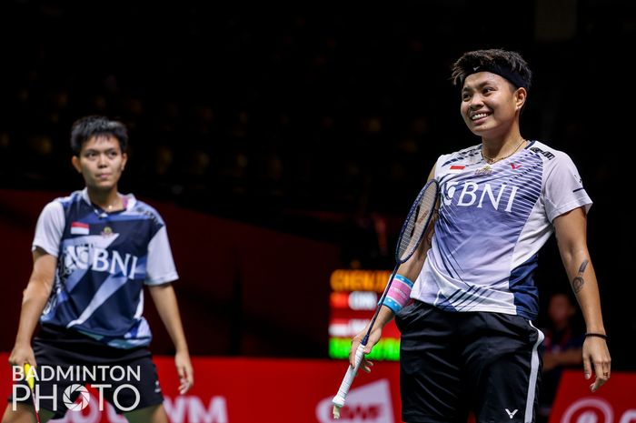 Pasangan ganda putri Indonesia, Apriyani Rahayu/Siti Fadia Silva Ramadhanti, saat dikalahkan Chen Qing Chen/Jia Yi Fan dari China pada Matchday ke-3 fase grup BWF World Tour Finals 2022 yang digelar di Nimibutr Arena, Bangkok, Thailand, Jumat, 9 Desember 2022.