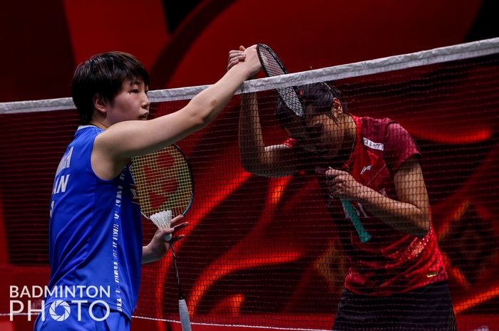 Pebulu tangkis tunggal putri Indonesia Gregoria Mariska Tunjung (kanan) bersalaman dengan Akane Yamaguchi dari Jepang  usai pertandingan babak penyisihan di Grup A BWF World Tour Finals 2022 di Nimibutr Arena, Thailand, 9 Desember 2022.