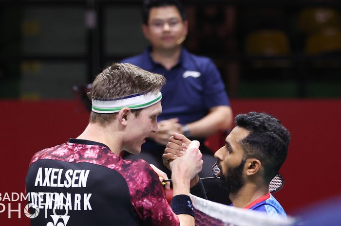 Aksi jabat tangan raja bulu tangkis dunia Viktor Axelsen (kiri) dengan HS Prannoy (kanan) usai laga terakhir babak penyisihan grup BWF World Tour Finals 2022, Jumat (9/12/2022)