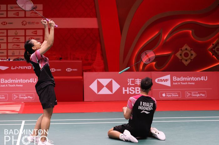 Ekspresi ganda campuran Indonesia, Rinov Rivaldy/Pitha Haningtyas Mentari usai memenangi laga terakhi babak penyisihan grup BWF World Tour Finals 2022, Jumat (9/12/2022)