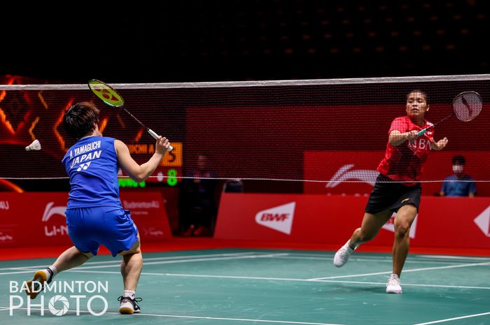 Pebulu tangkis tunggal putri Indonesia Gregoria Mariska Tunjung (kanan) melepaskan drive ke arah Akane Yamaguchi dari Jepang pada pertandingan babak penyisihan di Grup A BWF World Tour Finals 2022 di Nimibutr Arena, Thailand, 9 Desember 2022.