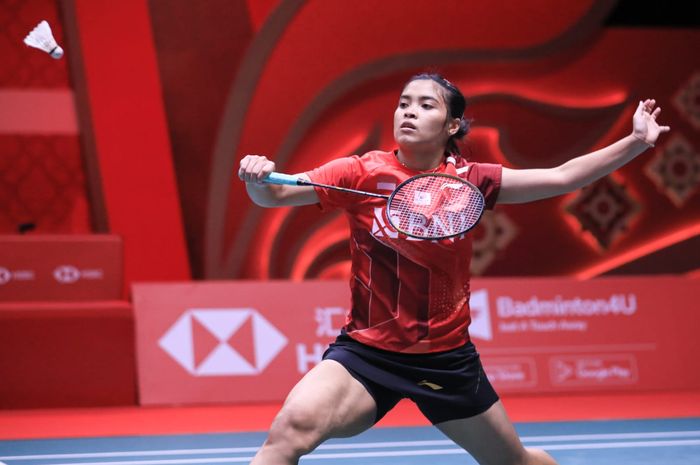 Aksi pebulu tangkis tunggal putri Indonesia, Gregoria Mariska Tunjung, saat menghadapi Akane Yamaguchi dari Jepang pada pertandingan babak penyisihan Grup A BWF World Tour Finals 2022 di Nimibutr Arena, Thailand, 9 Desember 2022.