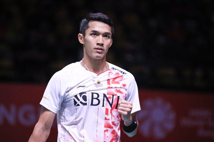 Selebrasi pebulu tangkis tunggal putra Indonesia, Jonatan Christie, saat menghadapi Chou Tien Chen dari Taiwan pada pertandingan babak penyisihan Grup B BWF World Tour Finals 2022 di Nimibutr Arena, Thailand, 9 Desember 2022.