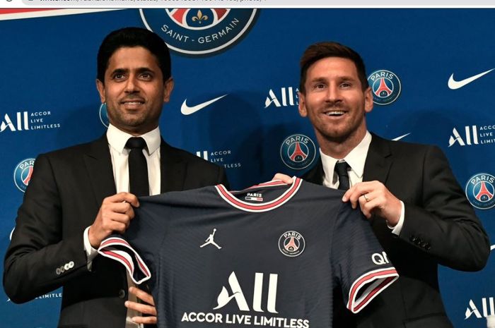 Presiden PSG, Nasser Al Khelaifi (kiri), berpose dengan Lionel Messi (kanan) dalam sebuah konferensi pers.