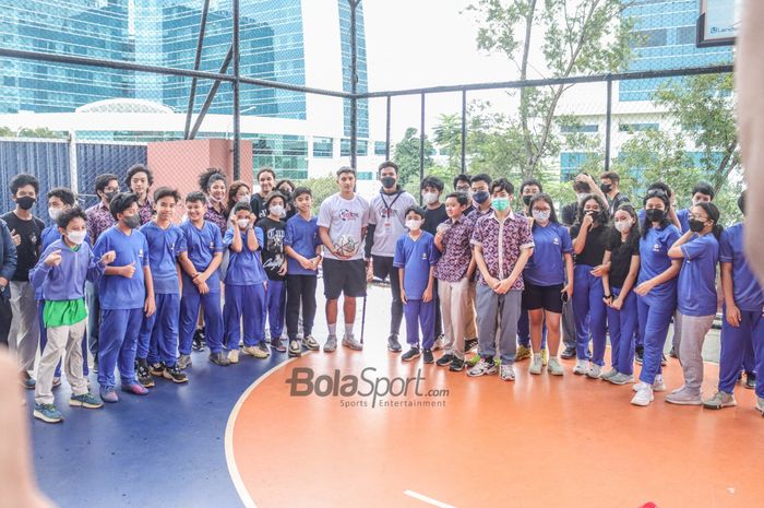 Sejumlah staf pelatih Indo One Sports dan Jack Brown serta Agung Satria sedang berfoto bersama dengan para peserta coaching clinic di Sekolah Cikal, Lebak Bulus, Jakarta, 9 Desember 2022.