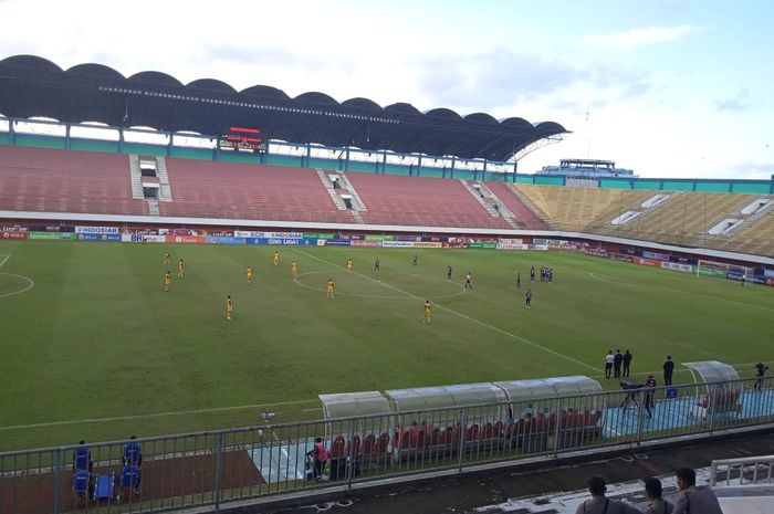 Suasana pertandingan RANS Nusantara FC vs Persikabo 1973 di Stadion Maguwoharjo, Sleman pada Jumat (9/12/2022)