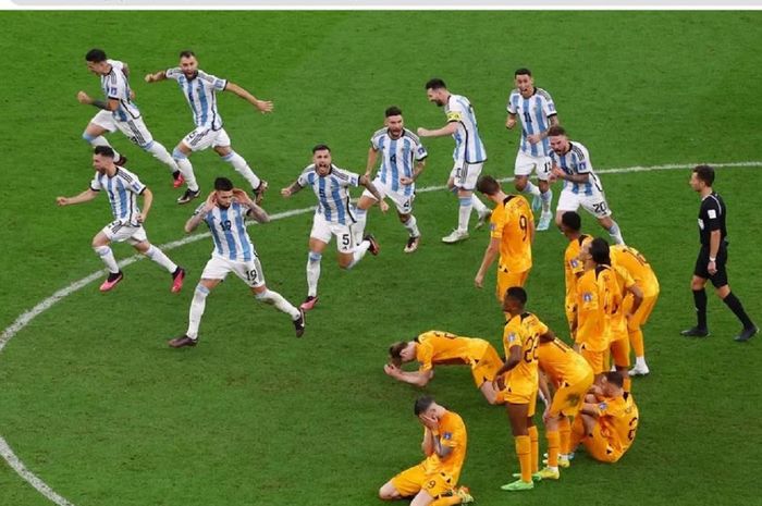 Momen bek timnas Argentina, Nicolas Otamendi (19), melakukan selebrasi sembari mengejek para pemain timnas Belanda di perempat final Piala Dunia 2022, Jumat (9/12/2022).