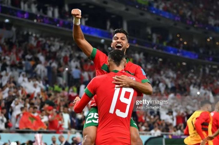 Pemain Maroko, Attiat-Allah dan Youssef En-Nesyri, merayakan gol ke gawang Portugal pada babak perempat final Piala Dunia 2022.