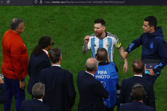 Kapten timnas Argentina, Lionel Messi, melabrak pelatih timnas Belanda, Louis van Gaal, dalam laga Piala Dunia 2022.