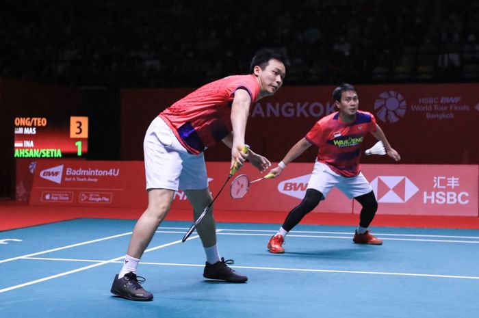 Aksi pasangan ganda putra Indonesia, Hendra Setiawan dan Mohammad Ahsan, saat menghadapi Ong Yew Sin/Teo Ee Yi dari Malaysia pada semifinal BWF World Tour Finals 2022 di Nimibutr Arena, Bangkok, 10 Desember 2022.