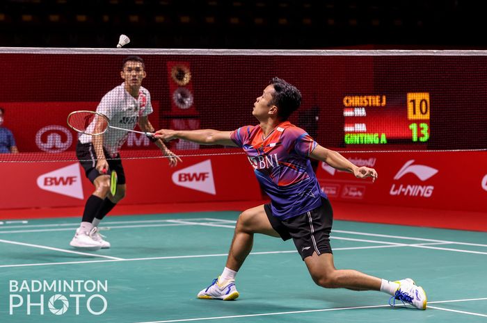 Pebulu tangkis tunggal putra Indonesia Anthony Sinisuka Ginting (kanan) berusaha menyambut pengembalian dari Jonatan Christie pada semifinal BWF World Tour Finals 2022 di Nimibutr Arena, Bangkok, Thailand, 11 Desember 2022.