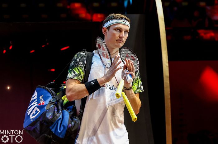 Pebulu tangkis tunggal putra Denmark, Viktor Axelsen, menghadapi laga sengit dengan Kodai Naraoka dari Jepang pada semifinal BWF World Tour Finals 2022 di Nimibutr Arena, Bangkok, Thailand, 10 Desember 2022.