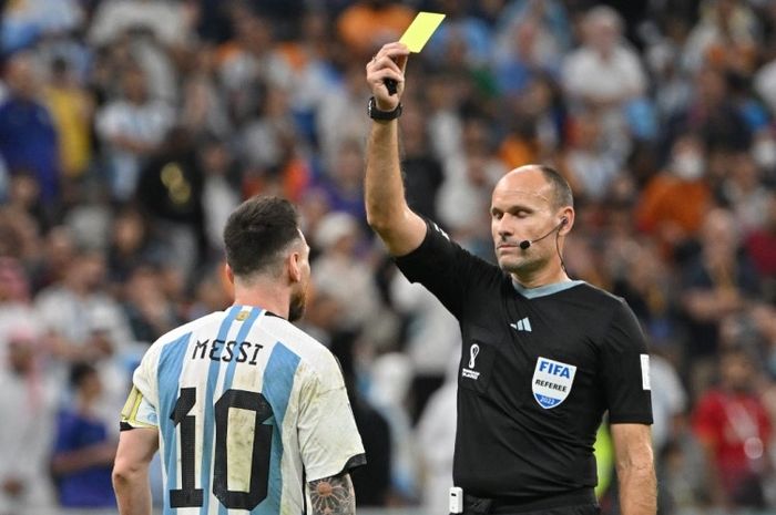 Lionel Messi mendapat akrtu kuning dari wasit Antonio Mateu dalam perempat final Piala Dunia 2022.