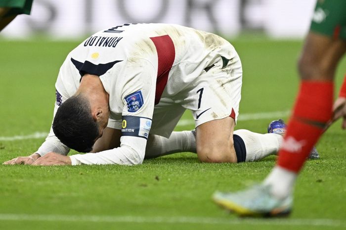 Reaksi Cristiano Ronaldo dalam duel timnas Maroko vs Portugal pada perempat final Piala Dunia 2022 di Al Thumama (10/12/2022). Ronaldo gagal menyusul Lionel Messi yang lolos ke semifinal bersama timnas Argentina.