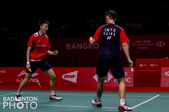 Ganda putra China, Liu Yu Chen/Ou Xuan Yi merayakan keberhasilan melaju ke laga puncak BWF World Tour Finals 2022, Sabtu (11/12/2022)