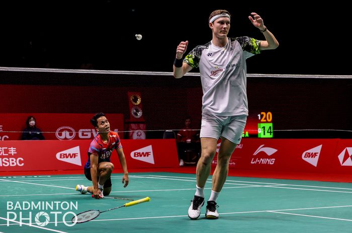 Pebulu tangkis tunggal Denmark, Viktor Axelsen (kanan) merayakan kemenangannya atas Anthony Sinisuka Ginting (kiri) pada laga final BWF World Tour Finals 2022 yang digelar di Nimibutr Stadium, Bangkok, Thailand, Minggu (11/12/2022).