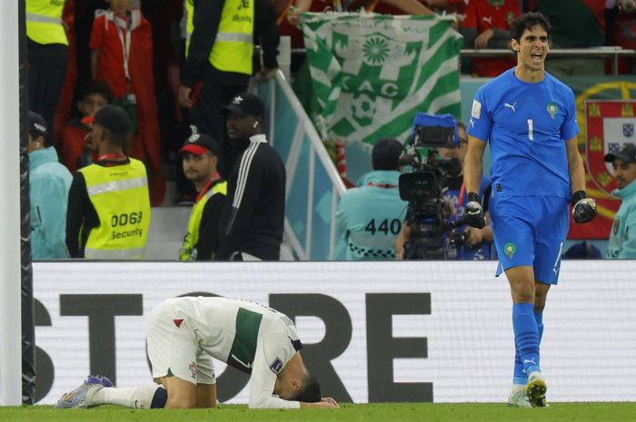 Cristiano Ronaldo sembah Yassine Bounou dalam laga perempat final Piala Dunia 2022, Maroko vs Portugal. Ada sejarah yang diukir oleh Bono.