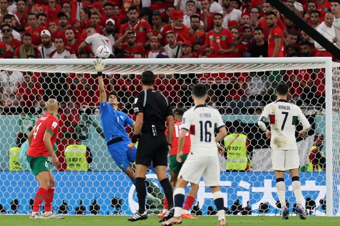 Kiper timnas Maroko, Yassine Bounou, melakukan penyelamatan dalam laga perempat final Piala Dunia 2022 kontra timnas Portugal di Stadion Education City, Sabtu (10/12/2022).