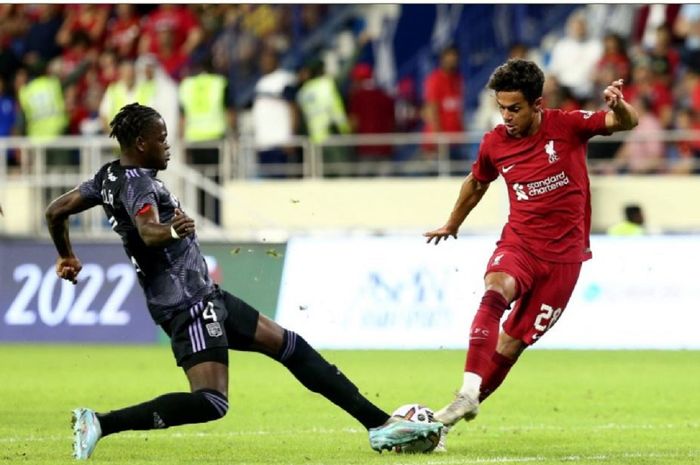 Bek Olympique Lyon, Castello Lukeba, berduel dengan winger Liverpool, Fabio Carvalho, pada partai uji coba bertajuk Dubai Super Cup di Al Maktoum Stadium, Minggu (11/12/2022).