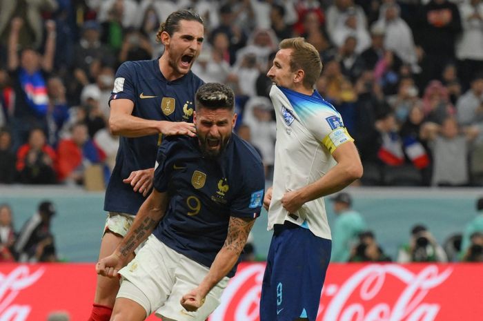 Striker timnas Prancis, Olivier Giroud, melakukan selebrasi, sedangkan penyerang timnas Inggris, Harry Kane, lemas dalam laga perempat final Piala Dunia 2022 di Stadion Al Bayt, Sabtu (10/12/2022).