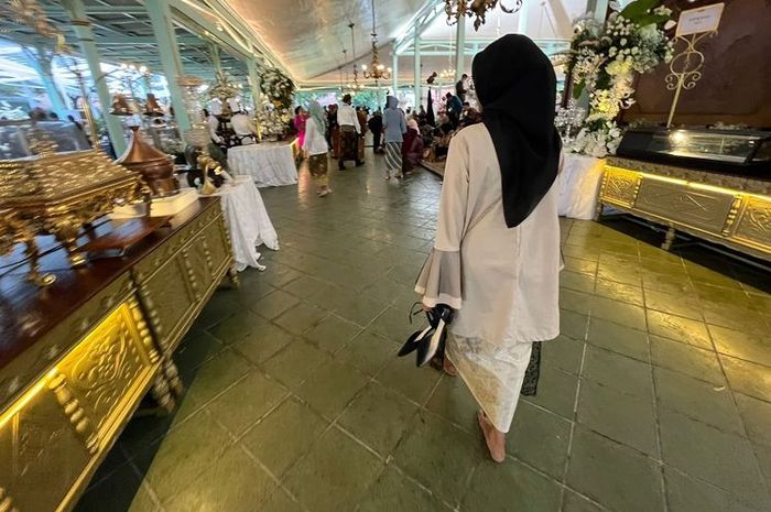 Desi, tamu undangan Kaesang dan Erina yang terpaksa nyeker.