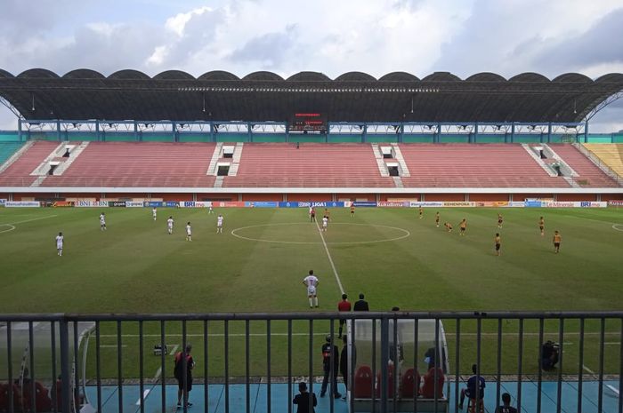 Suasana pertandingan Bhayangkara FC melawan PSM Makassar di Stadion Maguwoharjo, Sleman pada Senin (12/12/2022)