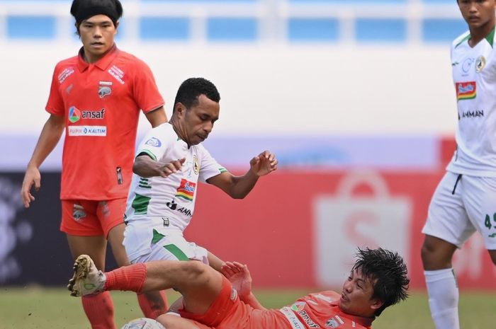 Pemain Borneo FC, Wahyudi Hamisi, berduel dengan pemain PSS Sleman Todd Rivaldo Ferre pada pekan ke-14 Liga 1 2022-2023.