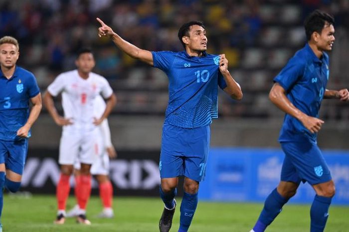Bomber Timnas Thailand, Teerasil Dangda, merayakan gol ke gawang Timnas Myanmar pada laga uji coba menjelang Piala AFF 2022,