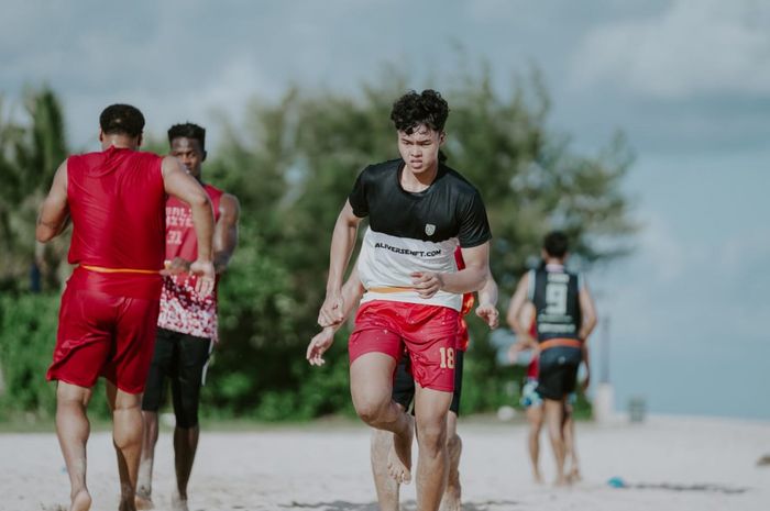 Tim Bali United Basketball melakukan persiapan jelang IBL 2023 di Pantai Geger Nusa Dua, Bali, Senin (12/12/2022)