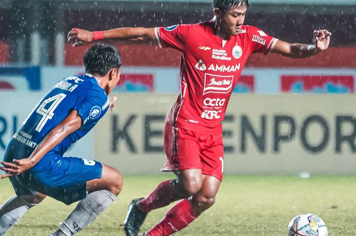 Pemain Persija Jakarta, Firza Andika, berduel dengan pemain PSIS Semarang, Riyan Ardiansyah, pada pekan ke-14 Liga 1 2022-2023.
