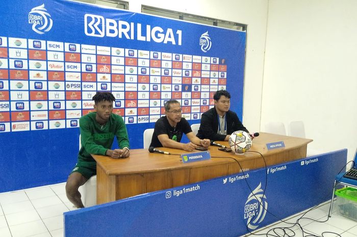 Pelatih Persebaya Surabaya, Aji Santoso, dan Alta Ballah dalam konferensi pers usai laga Persebaya Surabaya melawan Persik Kediri.