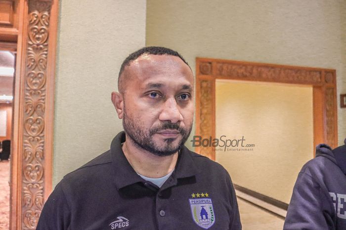 Manajer Persipura Jayapura, Yan Pieter Mandenam, saat ditemui di Hotel Sultan, Senayan, Jakarta, 14 Desember 2022.