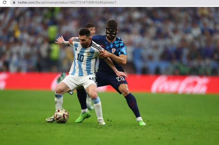 Lionel Messi berduel dengan Josko Gvardiol dalam laga antara timnas Argentina dan timnas Kroasia pada babak semifinal Piala Dunia 2022 di Lusail Iconic Stadium, Selasa (13/12/2022).