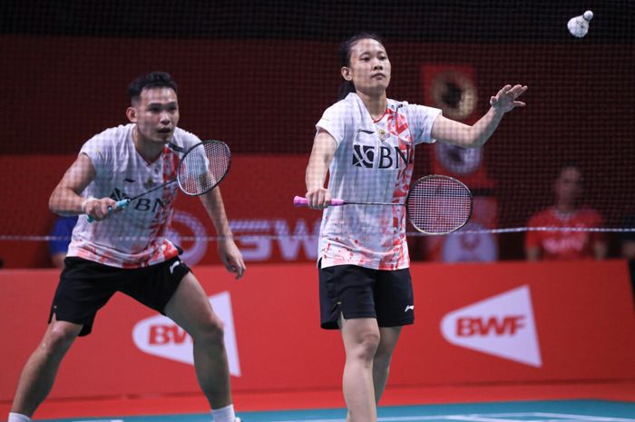 Aksi pasangan ganda campuran Indonesia Rinov Rivaldy/Pitha Haningtyas Mentari ketika menghadapi Dechapol Puavaranukroh/Sapsiree Taerattanachai dari Thailand pada semifinal BWF World Tour Finals 2022 di Nimibutr Arena, Bangkok. Thailand, 10 Desember 2022.